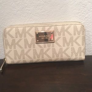 MK wallet, original, excellent condition!